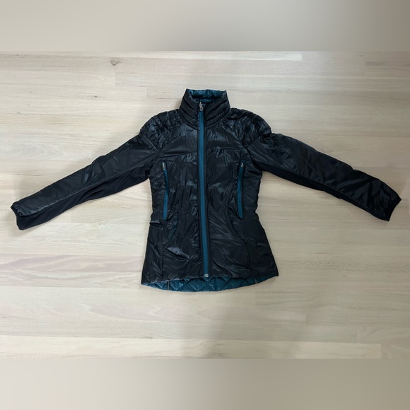 Lululemon run turn around jacket- Alberta Lake Blue/Black reversible 6 - Picture 7 of 7